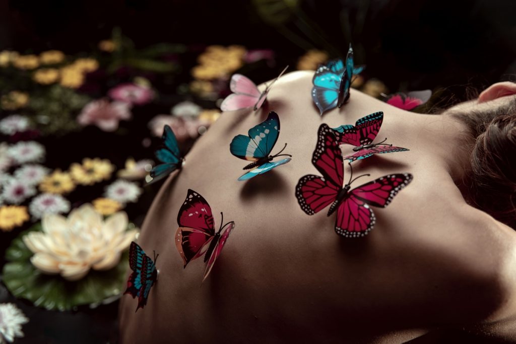 kobieta w motylach